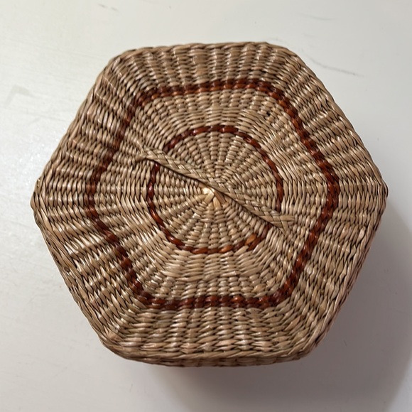 Hexagon woven container with lid. - Picture 2 of 4